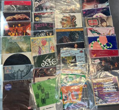 beaucoup de cd et de cd sur la table