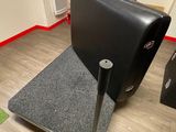 une valise noire posée sur un tapis gris