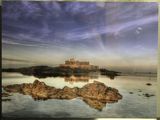 une photo d'une photo d'un château sur l'eau