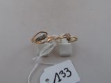 une paire de boucles d'oreilles à laquelle est attachée une étiquette de prix