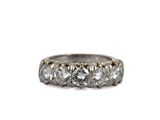 gros plan d'une bague en diamant sur fond blanc
