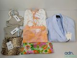 un tas de vêtements posés sur une table