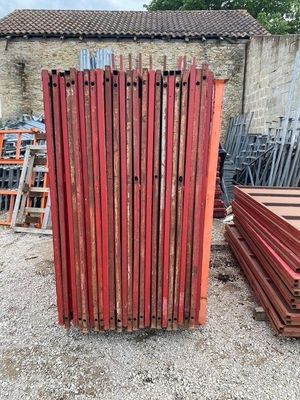 Huit loges constituées de panneaux métalliques pour l'accuei…