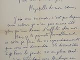 une vieille lettre manuscrite d'un homme tenant un bout de papier sur lequel sont inscrits des mots