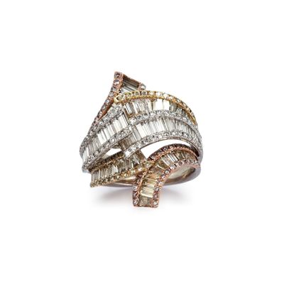un gros plan d'une bague en diamant et en or sur fond blanc