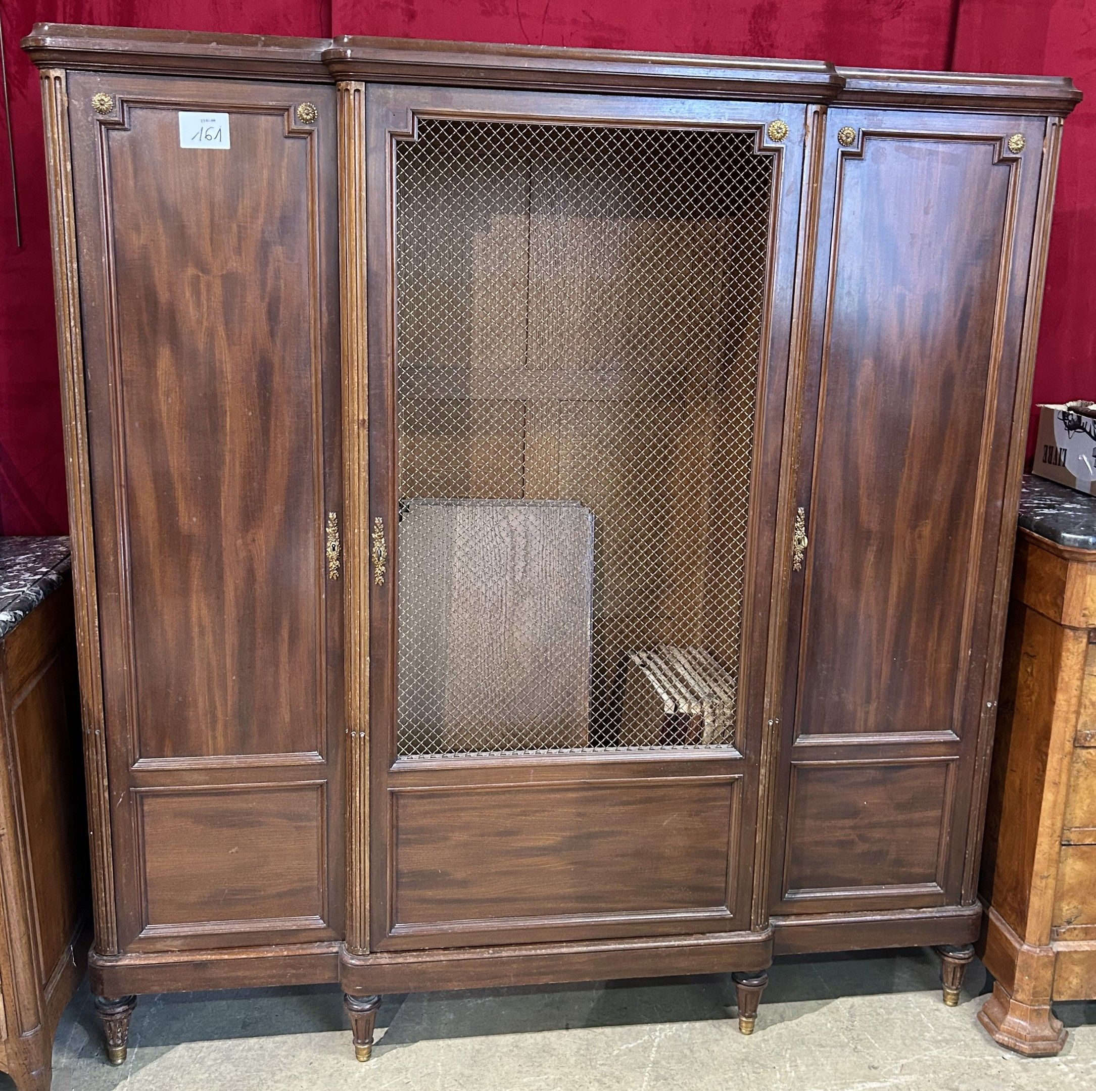 ARMOIRE en bois de style Louis XVI ouvrant par trois vantaux…