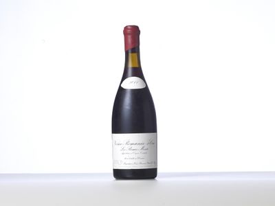 la bouteille de vin est posée sur la table sur fond blanc