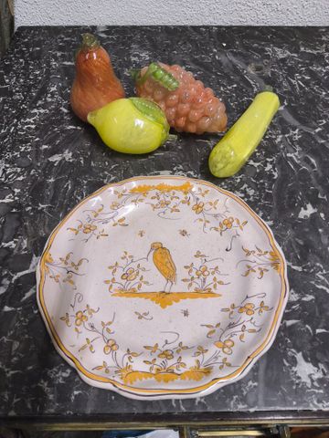 Lot de 4 fruits en verre soufflé. Joint une assiette Moustier