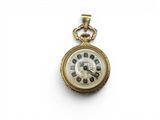 un gros plan d'une montre de poche ornée de chiffres romains