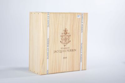 La caisse en bois contient une bouteille de vin et une bouteille de vin