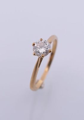 une bague de fiançailles en or sertie d'un seul diamant