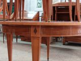 de nombreuses chaises empilées les unes sur les autres