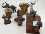 Plusieurs types de figurines sont exposées sur une surface blanche