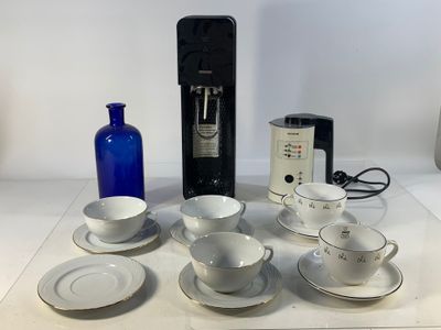 de nombreuses tasses à café et soucoupes posées sur une table