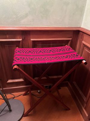 une petite table recouverte d'une nappe rose
