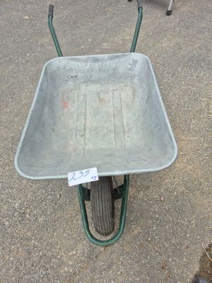 une brouette posée par terre
