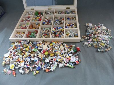 une boîte remplie de Lego de toutes sortes posée sur un lit
