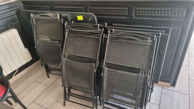 un grand nombre de chaises posées sur le sol