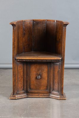 une vieille chaise en bois surmontée d'un tiroir