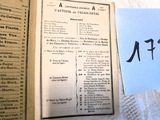 un livre sur lequel figure une liste, posé sur un lit