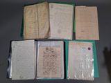plusieurs vieux papiers sont empilés sur une table