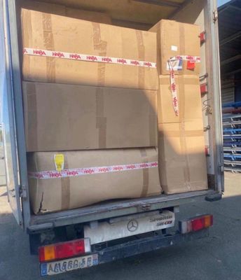 un camion dont l'arrière est rempli de cartons