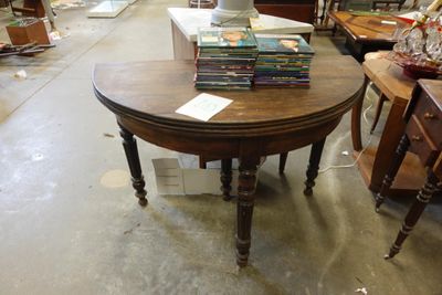 une table sur laquelle sont posés de nombreux livres
