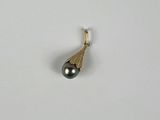 une image représentant un pendentif en or orné d'une perle noire, sur un fond blanc
