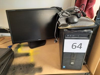 un ordinateur de bureau posé sur un bureau, à côté d'un écran d'ordinateur