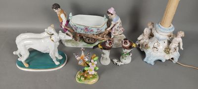 de nombreuses figurines posées sur une table