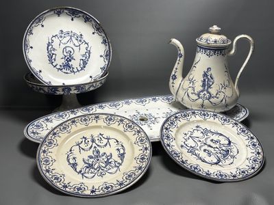plusieurs pièces de vaisselle bleue et blanche, notamment une théière, une soucoupe et une assiette