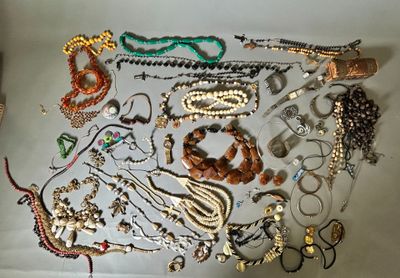 de nombreux types de bijoux sur la table