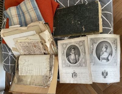 de nombreux vieux livres posés sur un lit recouvert d'une couverture