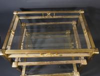 3 tables gigognes en laiton doré à décor géométrique et plat… (photo 3)