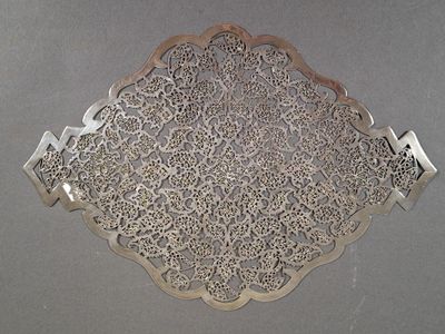 un plateau en argent orné d'un motif décoratif