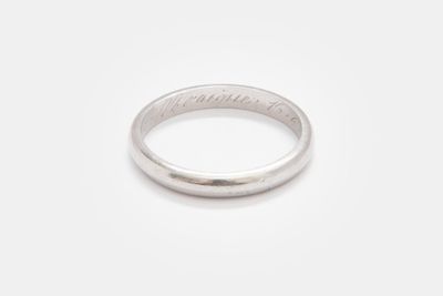 gros plan d'une bague en argent sur une surface blanche