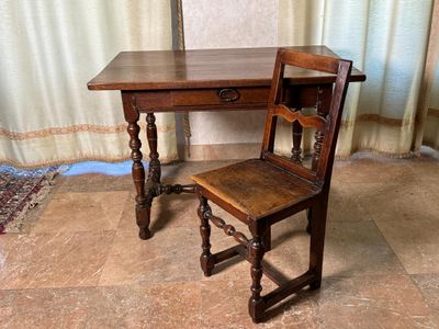 un bureau en bois avec une chaise en bois à côté