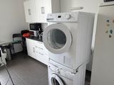une machine à laver et un sèche-linge dans une petite cuisine
