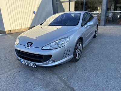la voiture argentée est garée devant un bâtiment