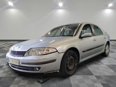 une voiture blanche garée dans une pièce