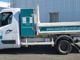 un camion blanc garé dans un parking