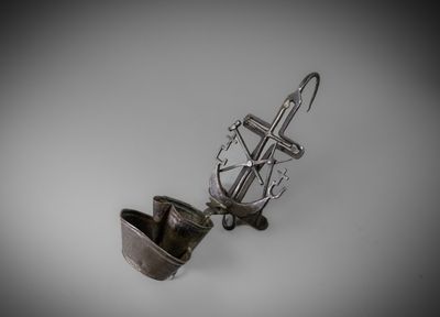 un objet métallique posé sur une table