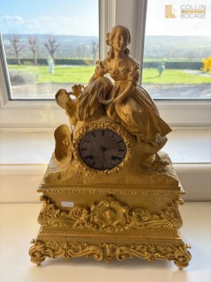 Pendule en bronze ciselé et doré symbolisant l'été sous les …