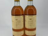deux bouteilles de whisky posées l'une à côté de l'autre sur une surface blanche
