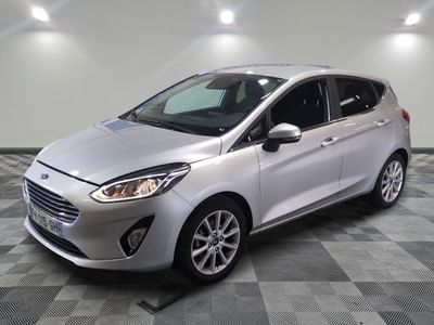 La nouvelle Ford Fiesta est garée dans le showroom.