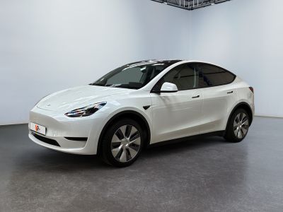 une Tesla Model X blanche garée dans une pièce blanche