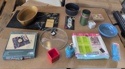 une table sur laquelle se trouvent de nombreux objets et un ordinateur portable