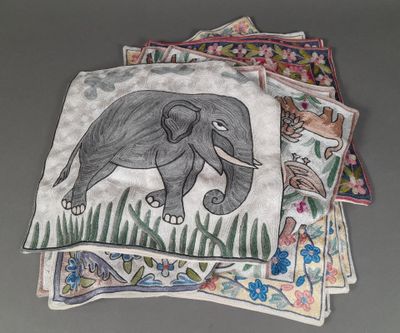 plusieurs serviettes de table sur lesquelles est dessiné un éléphant, posées sur une table