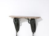 deux oiseaux posés sur une table