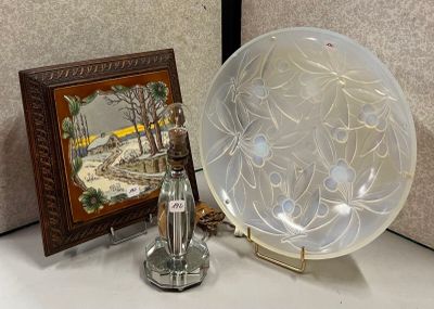 une photo d'une photo représentant un objet en verre et une photo d'une photo